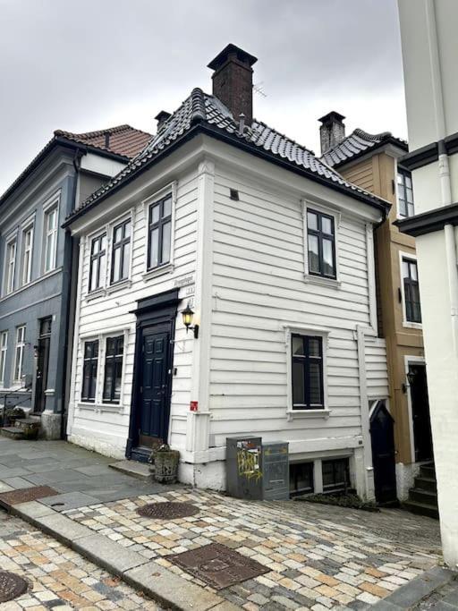 Cozy Apartment In Popular Street Bergen Exterior photo